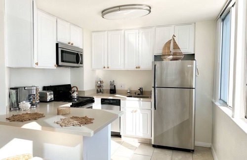 Downtown Bed & Breakfast | Oceanfront View Cabana only a few steps away from the iconic Santa Monica Pier!