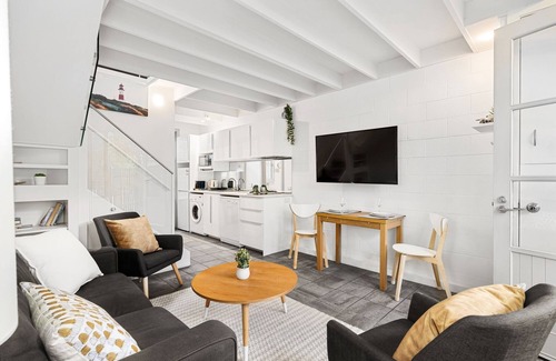 Sorrento Apartment | OCEANIC 9 BEACH APARTMENT, LOVE! COUPLES, FUNCTIONS, WEDDINGS, SORRENTO