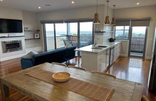 Portarlington House | Oceans 15- Stunning Home Ocean Views close to Wineries Restaurants and Golf Course