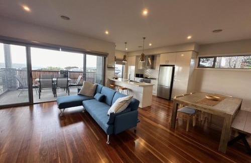 Portarlington House | Oceans 15- Stunning Home Ocean Views close to Wineries Restaurants and Golf Course