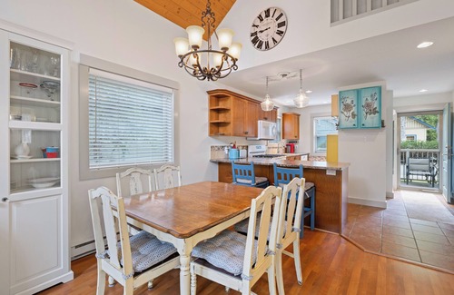 Regional District of Nanaimo Cottage | Oceanside Resort: 3 BED/2 BATH with INDOOR Pool & Hot Tub