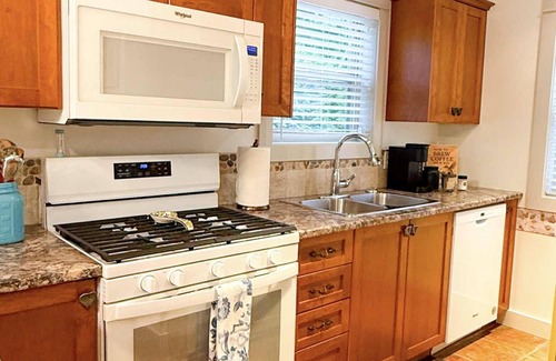 Regional District of Nanaimo Cottage | Oceanside Resort: 3 BED/2 BATH with INDOOR Pool & Hot Tub