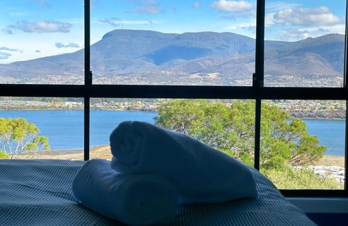 Old Beach Villa | Oceanview Chic Villa 20 min to CBD