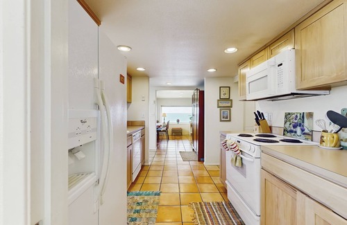 Oceanside Apartment | Oceanview Escape with Sweeping Views and Easy Beach Access