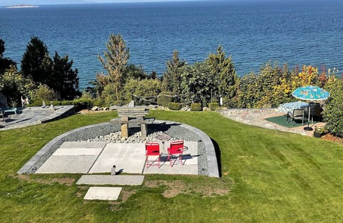 Regional District of Nanaimo Apartment | Oceanview Orca view Suite
