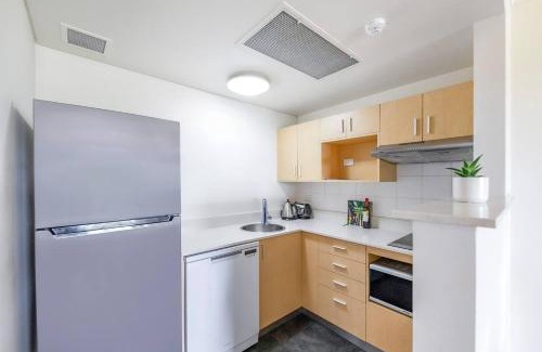 Darwin City Centre Apartment | Oceanview Resort Stay with Pool & Tropical Sunsets