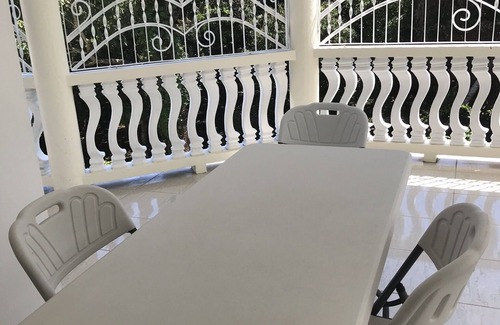 Runaway Bay House | Oceanview tranquility guesthouse