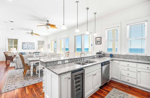 Delos House | Oct-Dec Reduced!*On Beach*Pool Access*Elevator!