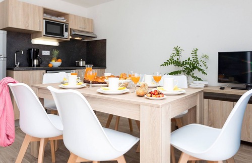 Noirmoutier-en-l'Ile Apartment | Odalys Collection Le Domaine des Pins by Interhome