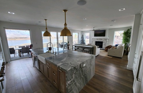 Ogden House | ♥️ of Huntsville/Brand new large home on lake/Minutes from Snow Basin/Hot tub