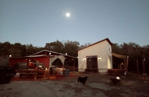 Oatmeal Cabin | Off grid Glamping cabin. 45 min from north Austin 5 min to Lake Travis
