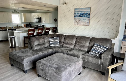 Sandbridge House | Off season special stay 3 nights get the 4th night free. Hot tub, walk to beach.