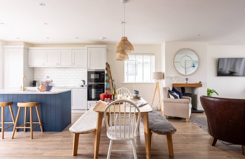 Rhosneigr House | Off the Hook : Pet-Friendly 3‑Bed Bungalow with Enclosed Garden in Rhosneigr | Managed by Anglesey H