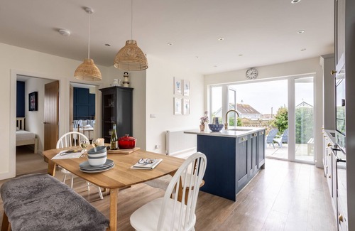 Rhosneigr House | Off the Hook : Pet-Friendly 3‑Bed Bungalow with Enclosed Garden in Rhosneigr | Managed by Anglesey H