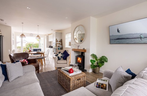Rhosneigr House | Off the Hook : Pet-Friendly 3‑Bed Bungalow with Enclosed Garden in Rhosneigr | Managed by Anglesey H