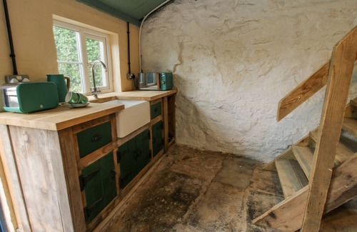 Longford Cottage | OFFA'S LODGE, romantic, with a garden in Oswestry