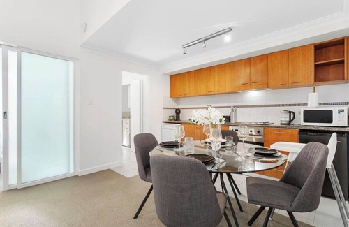 Perth Central Business District Apartment | Offering a blend of comfort and convenience, located just 5 minutes from Perth's CBD and the Convention Centre. Nestled behind the lush greenery of Kings Park , guests can enjoy peaceful scenery from the balcony yet be close enough to the city!