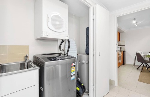 Perth Central Business District Apartment | Offering a blend of comfort and convenience, located just 5 minutes from Perth's CBD and the Convention Centre. Nestled behind the lush greenery of Kings Park , guests can enjoy peaceful scenery from the balcony yet be close enough to the city!