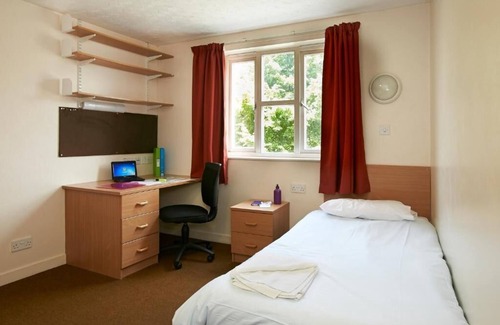 Colchester Hotel | Offering en-suite accommodation on campus with breakfast
