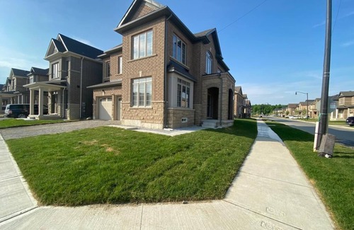 Brampton House | Oh Canada! Home Away from Home! Every Moment Comfortable and Enjoyable Stay!