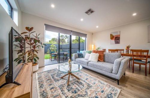 Warradale House | Ohana on Hobart Backyard Wifi Family