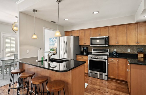 King City House | Ohhh so close to the Village with a POOL! Sleeps 8
