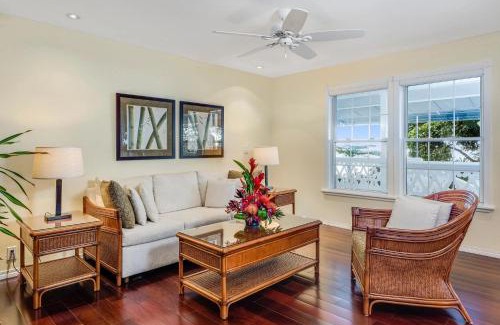 Kailua-Kona Bed & Breakfast | Ohia Kona Estates - An All Suites B&B