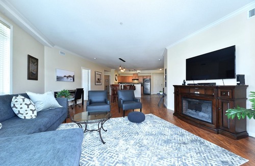 North End Condo | Okanagan Sunshine and 3 minute walk to Lake/Beach.