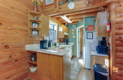 Okeechobee Cabin | Okeechobee Cabin w/Patio & Community Pool!