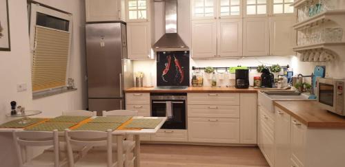 Munchen District Apartment | Oktoberfest & CityCenter, ICM Full 2-BathRm 15 min 2-BedRm 2-BathRm, by ICM Exhibition Center, direct Metro-SBahn or drive 15 min to City Center, free Parking, Balcony