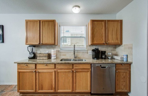 Houston House | Oland -FUN Getaway: 4BR, King Suite, Arcade, 2 SmartTVs