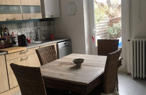 Pertuis House | Old building in a quiet area with a large terrace for 2 or 3 people.