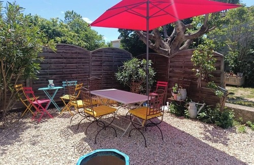 Pertuis House | Old building in a quiet area with a large terrace for 2 or 3 people.