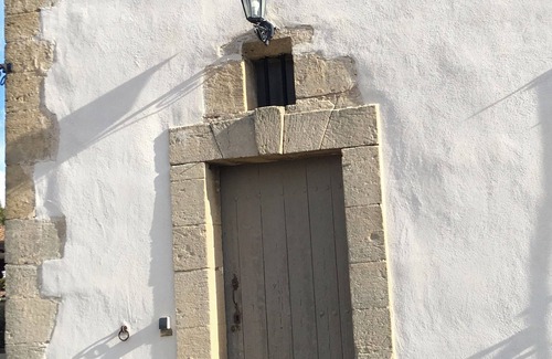 Pertuis House | Old building in a quiet area with a large terrace for 2 or 3 people.