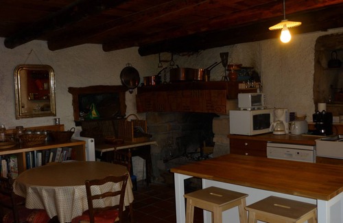 Saint-Julien-Chapteuil Cottage | Old farm with view in hamlet