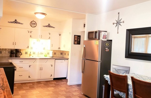 Eugene House | Old Farm Land by Willamette River Oak Trees Bike Path Shopping Restaurants