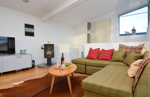 Tighnabruaich Cottage | Old Fire Station - sleeps 6 guests in 3 bedrooms