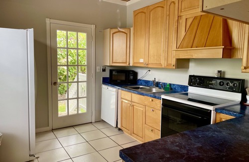 Cudjoe Key Cottage | Old Florida Style, Dockage, Swimming Pool (shared), just 20 miles from Key West