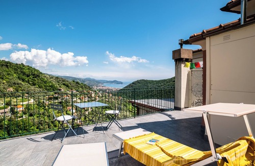 Chiavari House | Old Genoese house on one floor with large terraces, pets allowed