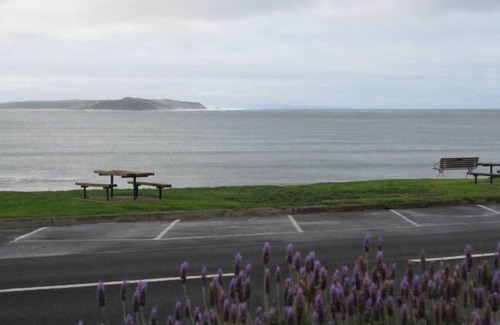 Point Lonsdale House | Old Lonnie family beach house with stunning ocean views