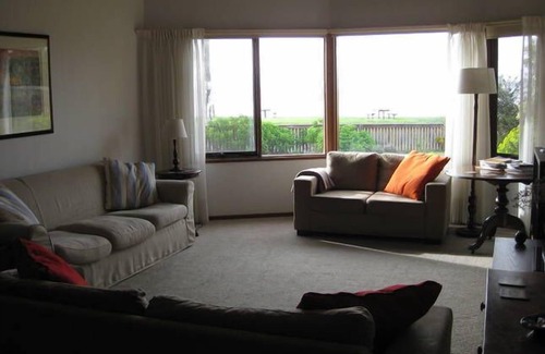 Point Lonsdale House | Old Lonnie family beach house with stunning ocean views