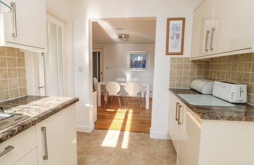 Allerthorpe Cottage | OLD ORCHARD COTTAGE, pet friendly, with a garden in Allerthorpe