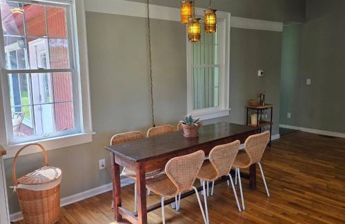 Niles House | Old School Charm | Sleeps 6