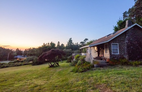 Little River House | Old-timey comfortable log cabin overlooks Buckhorn Cove