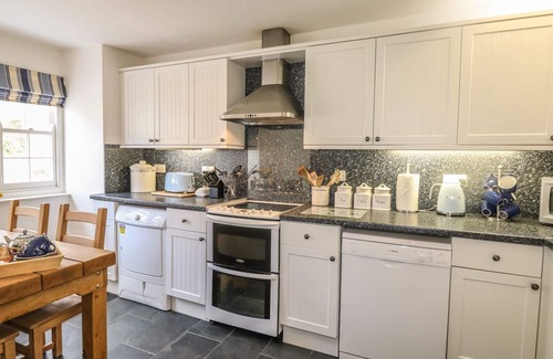 Boscastle Cottage | OLDE CARPENTERS COTTAGE, pet friendly, with a garden in Boscastle