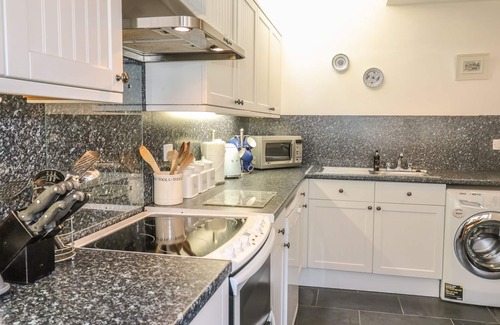 Boscastle Cottage | OLDE CARPENTERS COTTAGE, pet friendly, with a garden in Boscastle
