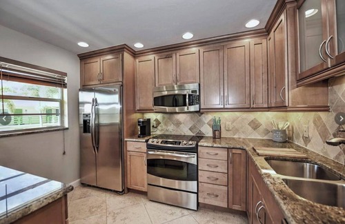 Old Naples Condo | Olde Naples Prime Location!