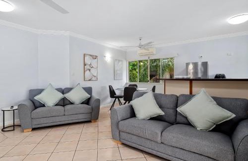 Palm Cove Apartment | Oliva St 2 Bedroom Palm Cove Apartment