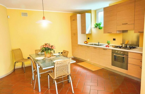 Vercana Apartment | Olive Garden Holiday Apartment with Lake View