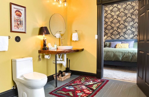 Downtown - Waterfront House | Oliver Inn | Suite 14 | Roger & Oliver Munger